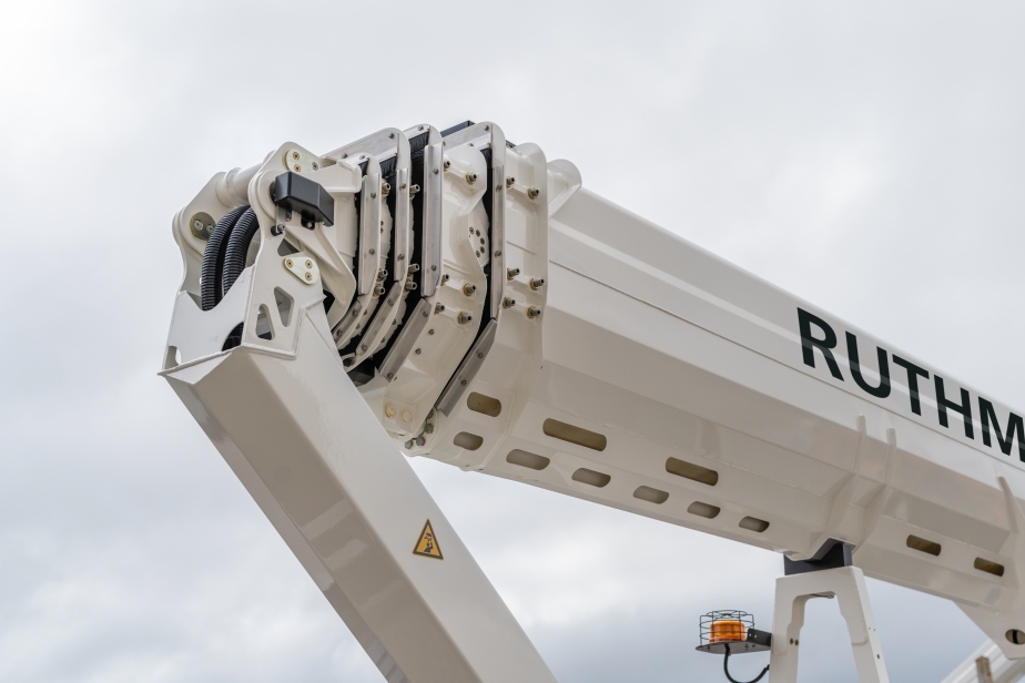 The new developed boom heads made it possible to shorten the retracted telescope to achieve a compact vehicle overall length of only 8.43 meters.