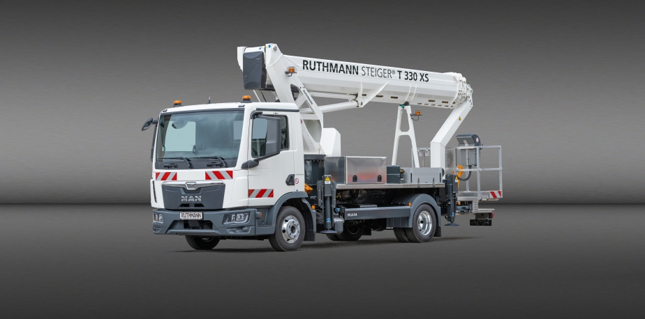 The new compact RUTHMANN STEIGER® T 330 XS: 33 meters working height and 21.75 meters maximum outreach by only 8.43 meters vehicle overall length.