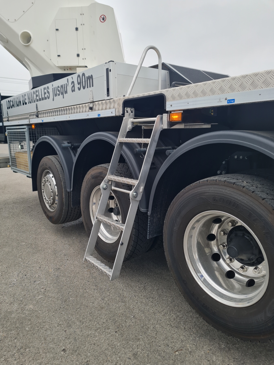 Klappleiter am STEIGER T 900 HF von Locnacelle