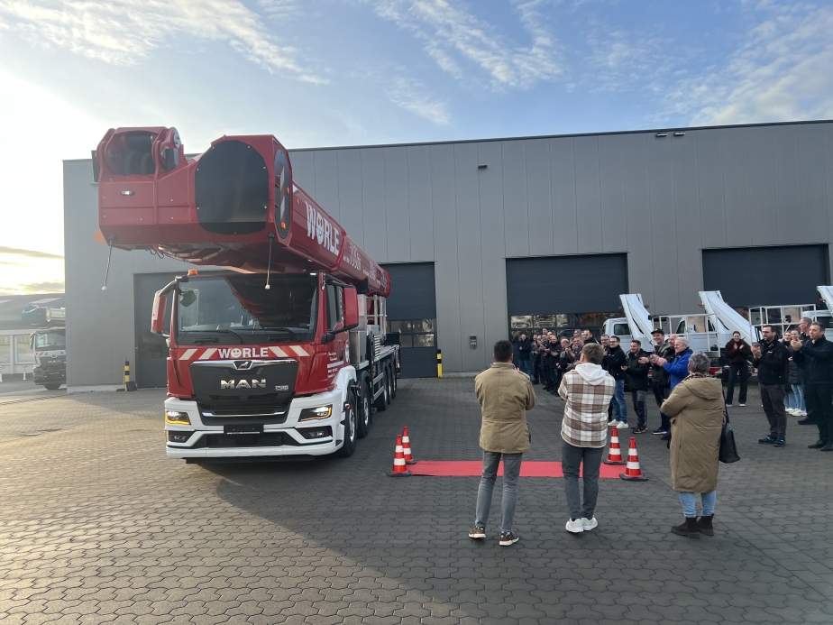 Die RUTHMANN Mannschaft steht Spalier, als der neue STEIGER T 1000 HF von Wörle aus der Produktionshalle rollt.