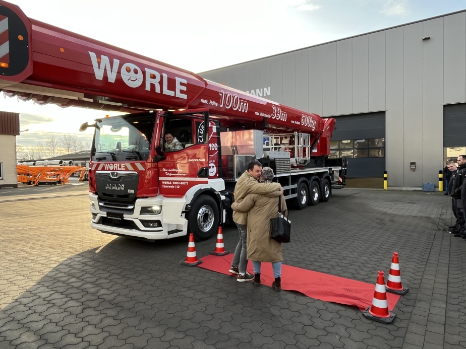 Felix Wörle sitzt zum ersten Mal in seinem neuen STEIGER T 1000 HF